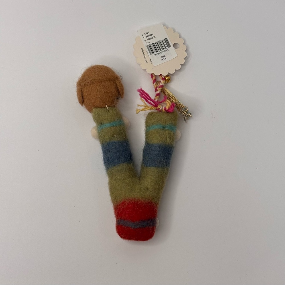 BNWT: 2025 Anthropologie Forest Friends Wool Felt Monogram Ornament Letter V - Picture 3 of 6
